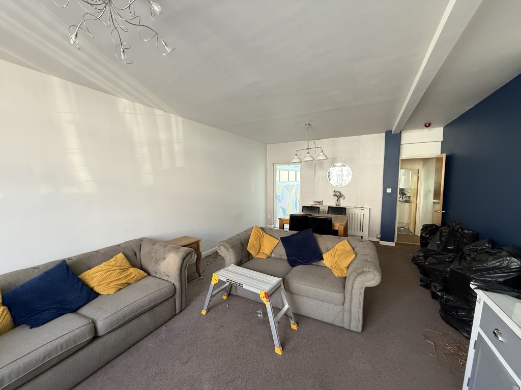 Lot: 35 - THREE-BEDROOM HOUSE WITH STRUCTURAL DAMAGE - Open plan living room